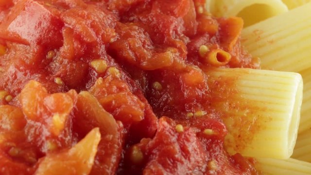 Rigatone con il sugo