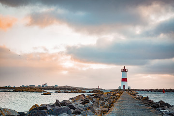 Lever de Soleil sur le Phare de la Pointe aux Canon à Saint-Pierre et Miquelon