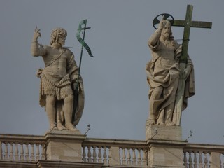Obraz premium Apôtres sur le toit de la Basilique Saint-Pierre au Vatican
