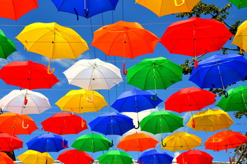 Fototapeta na wymiar парящие разноцветные зонтики