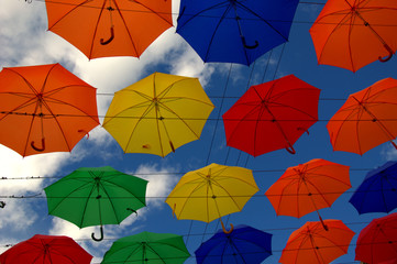 парящие разноцветные зонтики