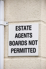 Obraz premium Estate agents boards not permitted warning sign UK