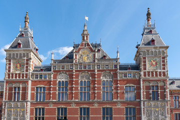 Fototapeta na wymiar Amsterdam Centraal railway station building