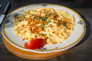 Schwäbische Käsespätzle ein typisches Nudelgericht