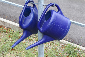 Blaue Gießkannen