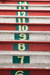 Nummerierte Treppenstufen