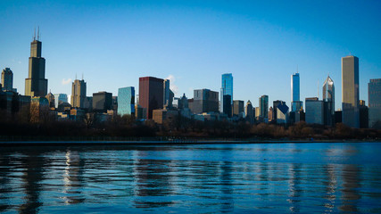 Fototapeta premium Panoramę miasta o zmierzchu od jeziora