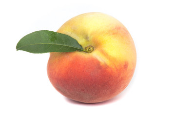 Fototapeta na wymiar Fresh peach with leaf isolated on white background