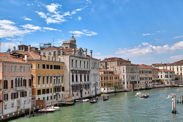 Fototapeta na wymiar Der Canal Grande in der wunderschönen Altstadt von Venedig in Italien mit Schiffen und Booten und alten historischen Gebäuden