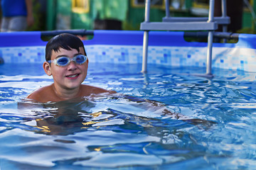 Obraz premium boy with glasses for swimming in the pool