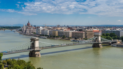 Fototapeta premium Budapest mit Kettenbrücke und Parlamentsgebäude