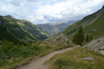 Fototapeta na wymiar bergweg door de bergen van Prapic in het Parc des Ecrins in de Franse Alpen