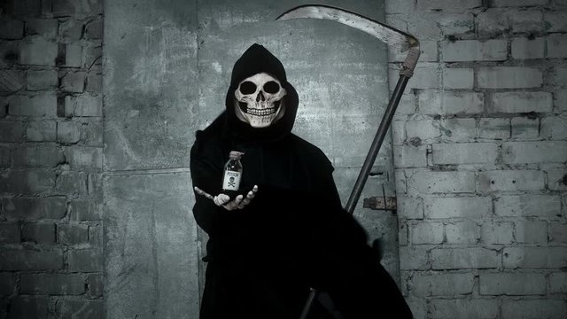 death with a scythe stretches out a hand in which holds a vial of poison, thereby proposes to go with it, having drunk poison
