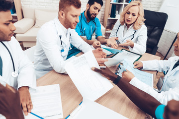 Obraz premium Multinational Doctors Group Diagnostic Meeting.