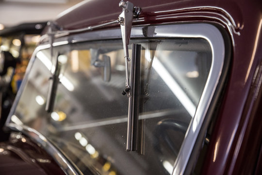 Scheibenwischer und  Windschutzscheibe von einem Oldtimer