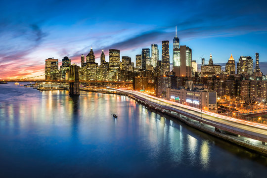 Manhattan skyline bei Nacht, New York City, USA