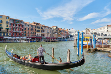 Fototapeta na wymiar Romantic sommer scene of famous Canal Grande. Colorful panorama with Rialto Bridge. Picturesque cityscape of Venice, Italy, Europe. Traveling concept background.