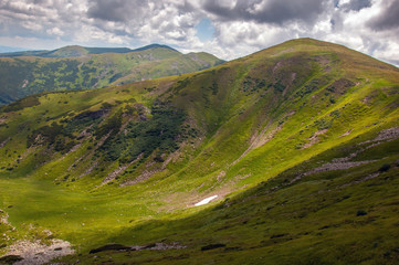 Fototapeta premium Amazing mountain landscape in vivid sunny day, natural outdoor travel background. Dramatic and picturesque scene of Carpathian mountains in Ukraine.