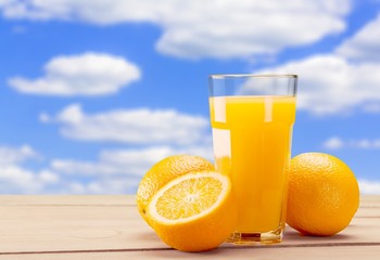 Orange juice and slices of orange