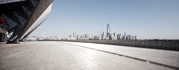 leere Straße mit moderner Stadt New York als Hintergrund