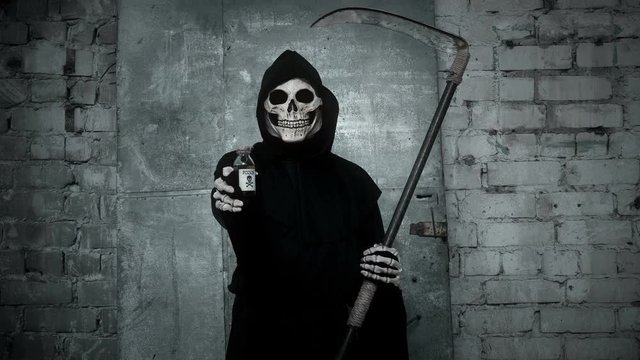 death with a scythe stretches out a hand in which holds a vial of poison, thereby proposes to go with it, having drunk poison