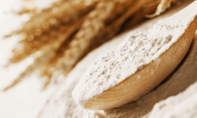 Fototapeta na wymiar Wheat ears and flour