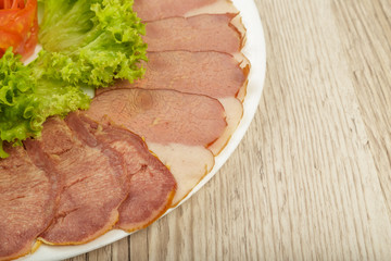 Sausage cuts of different varieties on a plate.