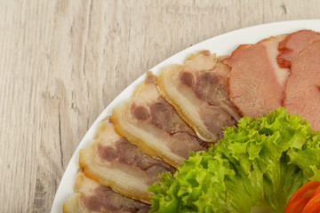 Sausage cuts of different varieties on a plate.