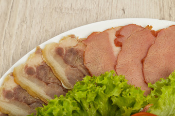 Sausage cuts of different varieties on a plate.
