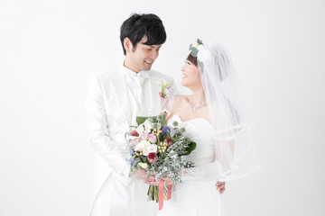 ブーケを持つ新郎新婦