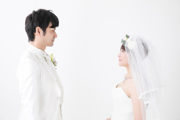 向かい合う新郎新婦