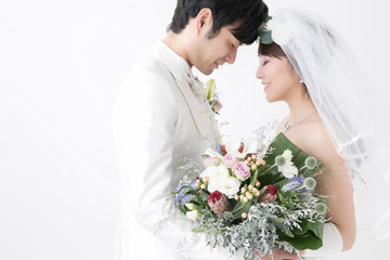 愛を誓う新郎新婦