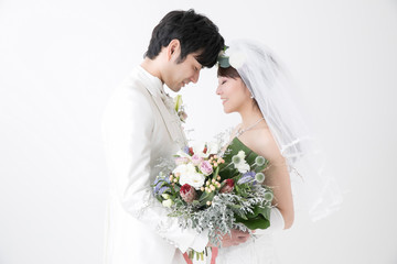 愛を誓う新郎新婦