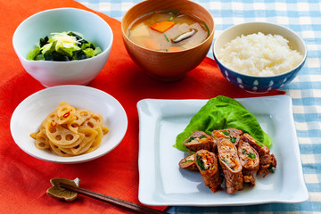 和食　牛肉の野菜巻きを主菜にした夕食