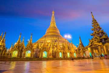 Naklejka premium Shwedagon Pagoda in Yangon, Myanmar