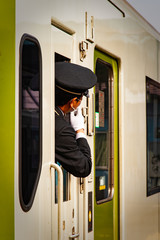 ローカル鉄道　指差し確認をする車掌の後姿　日本