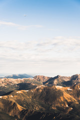 Obraz premium An airplane flying over the Rocky Mountains in Colorado. 