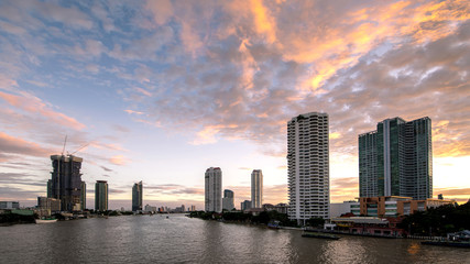Fototapeta na wymiar Beautiful sunset Chao Phraya River of the Metropolitan Bangkok City downtown cityscape urban , Cityscape Bangkok city Thailand