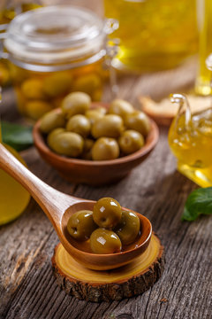Green pickled olives