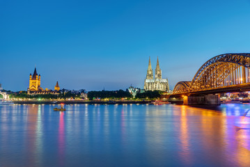 Obraz premium The river Rhine with the famous skyline of Cologne at dawn