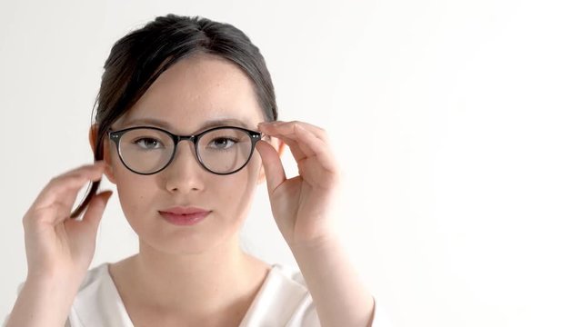 メガネをかける女性
