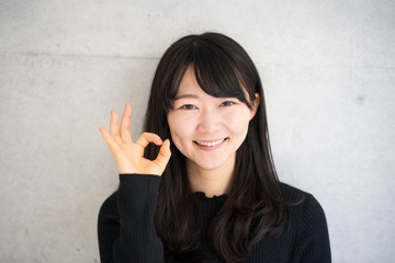 OKのジェスチャーをする女性