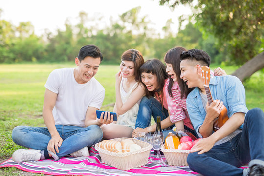 people happy at a picnic