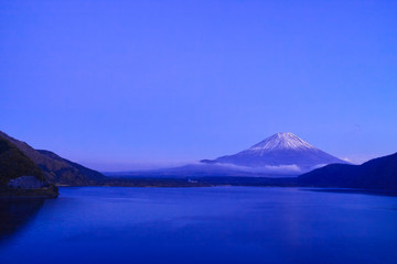 ゴールデンアワーの本栖湖と富士山


