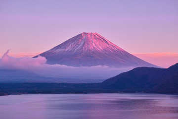 夕方の紅富士と本栖湖

