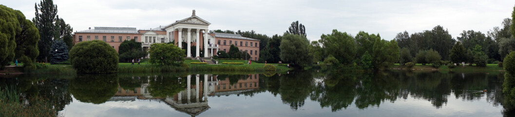 Fototapeta na wymiar Palace and lake