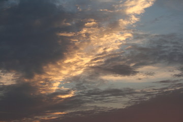 Wolkenformation bei Sonnenaufgang