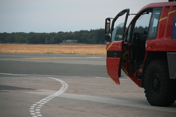 Feuerwehr auf Flughafenrollfeld