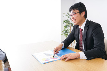 高齢夫婦と営業マン