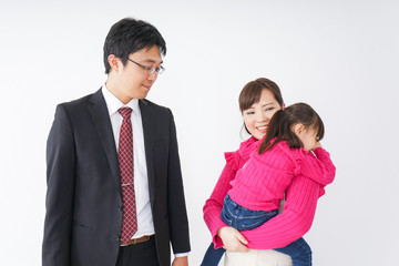 仕事に行くお父さんと見送り